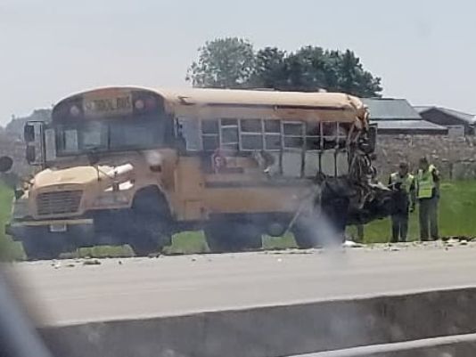В США фура протаранила школьный автобус: ранены десятки людей