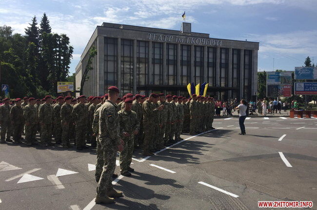 У Житомирі зворушливо зустріли захисників України: яскраві фото та відео