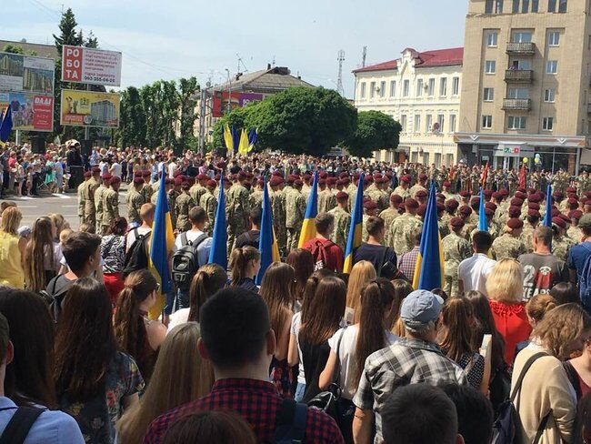 У Житомирі зворушливо зустріли захисників України: яскраві фото та відео