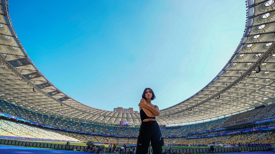 Британська співачка влаштувала яскраву фотосесію на НСК "Олімпійський", викликавши захоплення в мережі