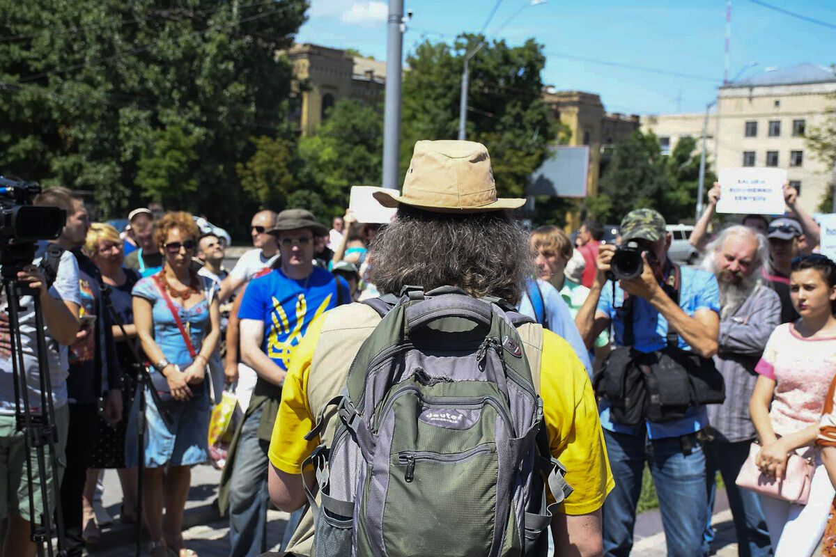 "Вдавися ними": у Києві під посольством РФ Путіна годували "булками з людським м'ясом"