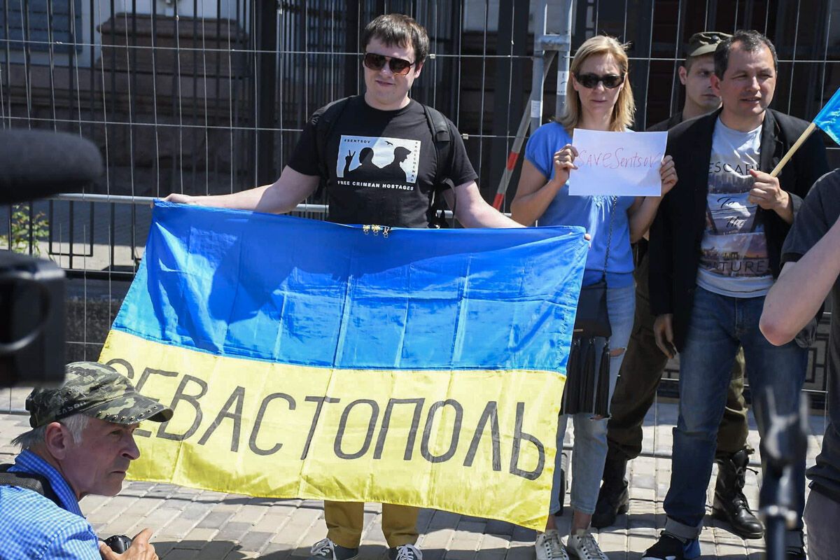 "Вдавися ними": у Києві під посольством РФ Путіна годували "булками з людським м'ясом"