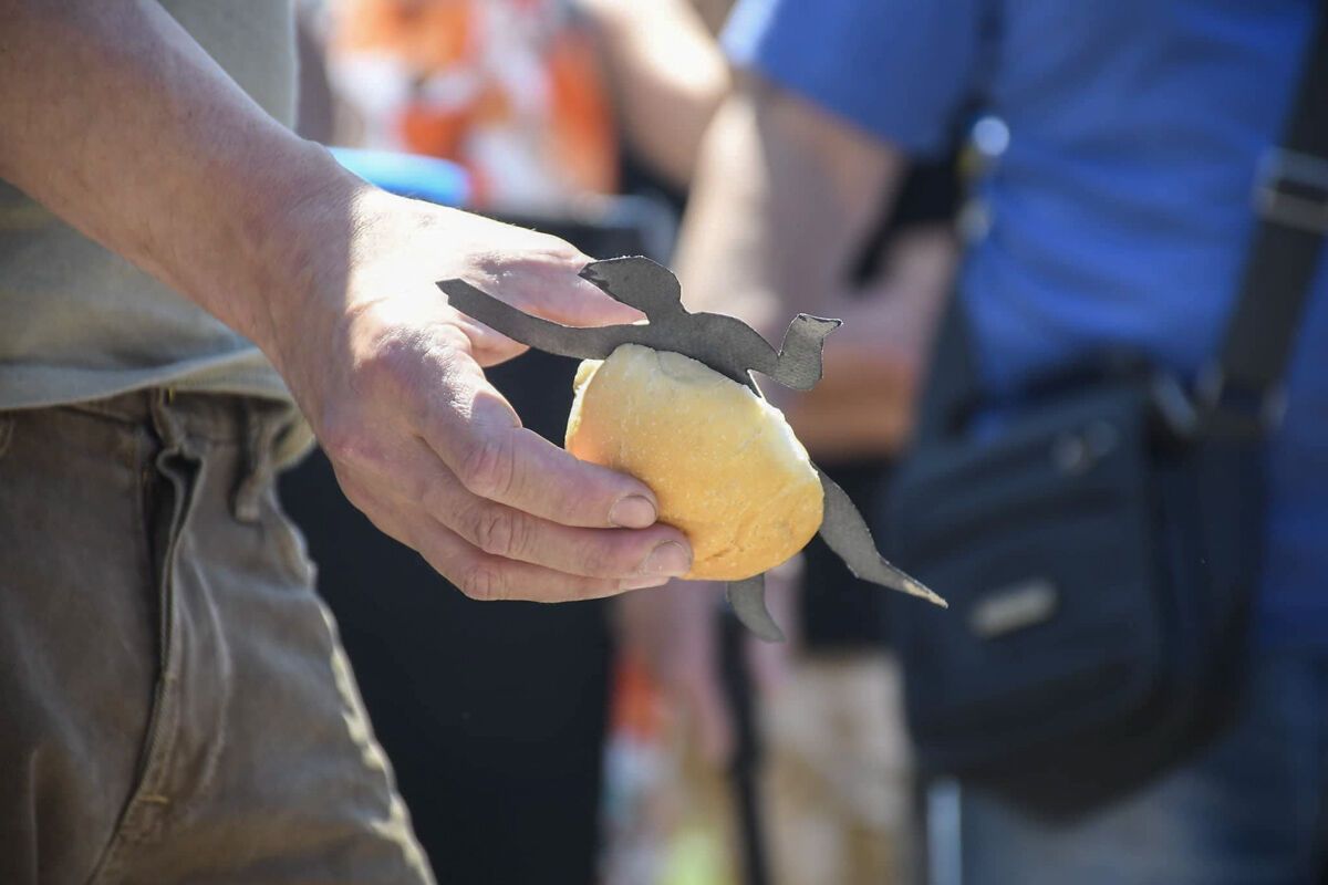 "Вдавися ними": у Києві під посольством РФ Путіна годували "булками з людським м'ясом"