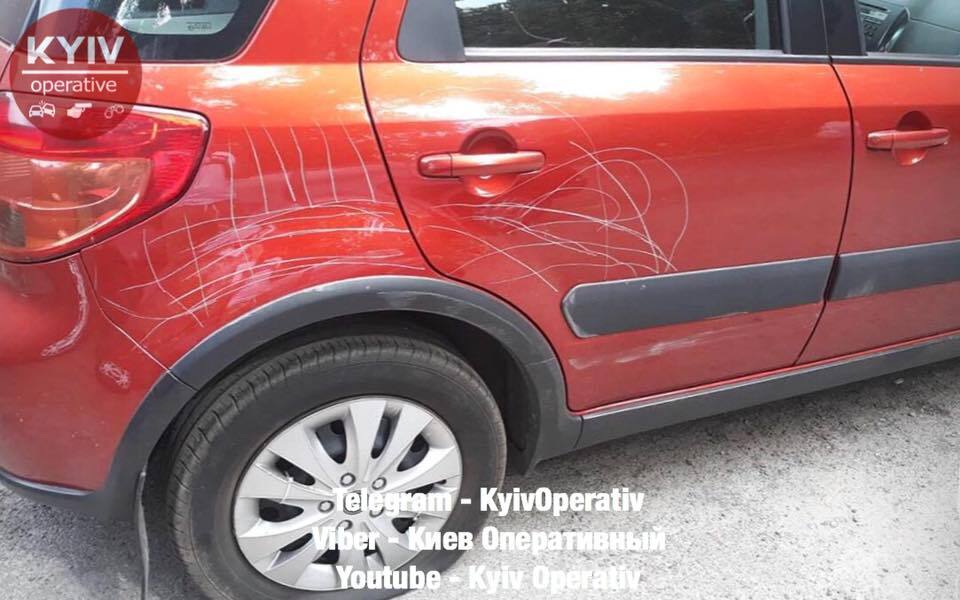 Б’ють і дряпають: в мережі поскаржилися на беззаконня в Києві