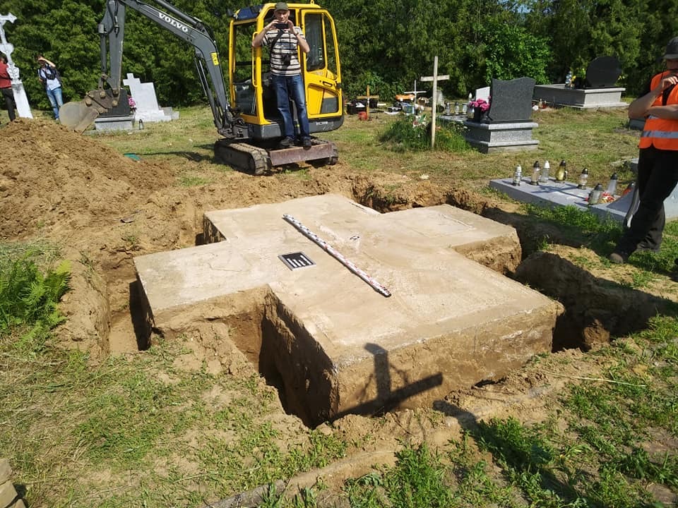 В Польше раскопали скандальную могилу воинов УПА