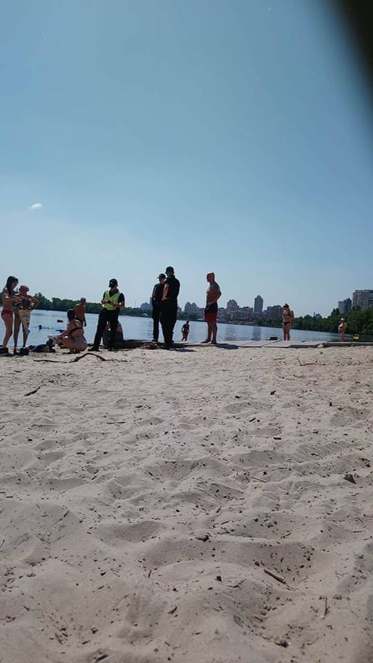 "Повії і шавки підколодні": на київському пляжі бабусі з палицею атакували дівчат