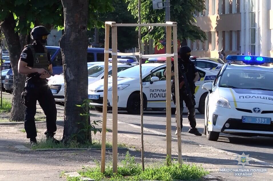 Полиция окружила здание в Черкассах