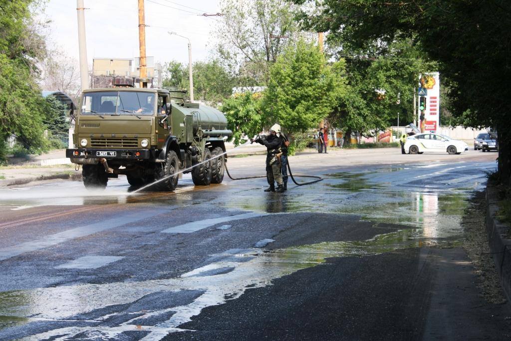 В Запорожье во время движения из фуры выпали емкости с химикатами 