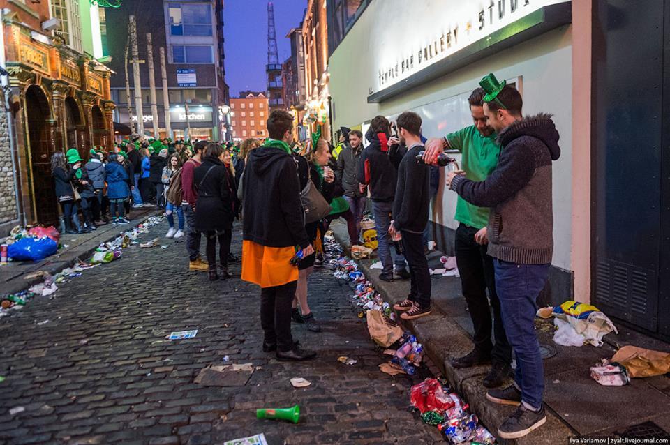 Поведение фанатов "Ливерпуля" в парке Шевченко: в Европе пьянки-гулянки с тоннами мусора  - абсолютно обычное явление