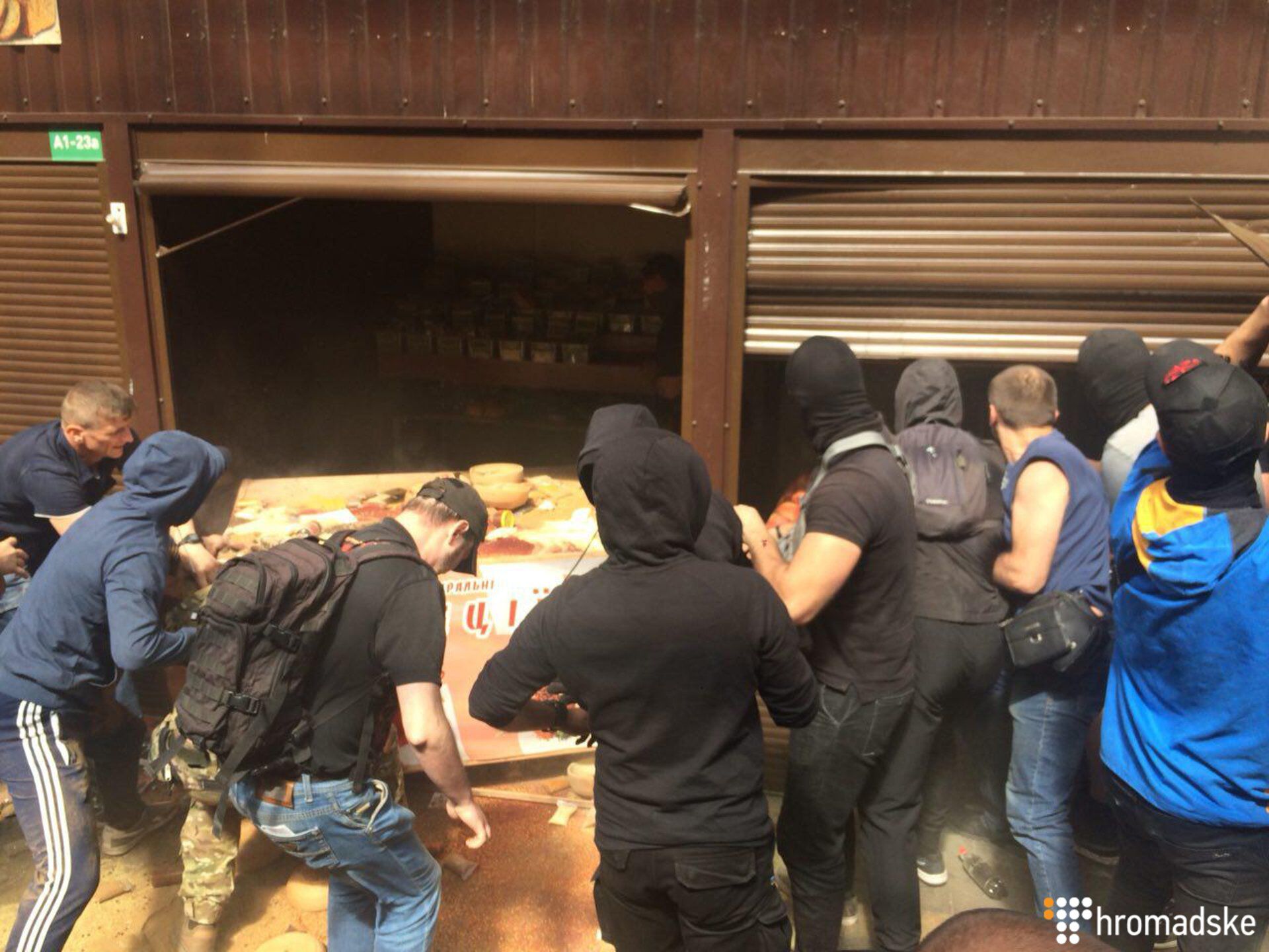 Газ, камни и стычки с полицией: в Киеве устроили погром на рынке