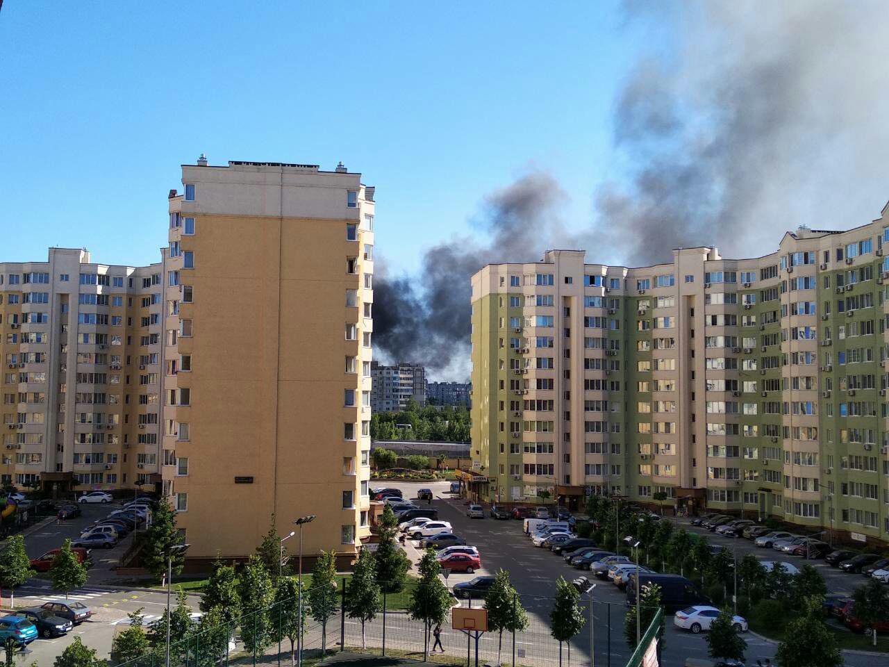 Під Києвом горів склад: всі подробиці