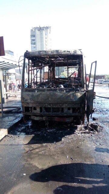 Вогонь повністю знищив маршрутку у Львові: з'явилися фото і відео