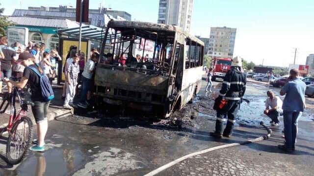 Огонь полностью уничтожил маршрутку во Львове: появились фото и видео