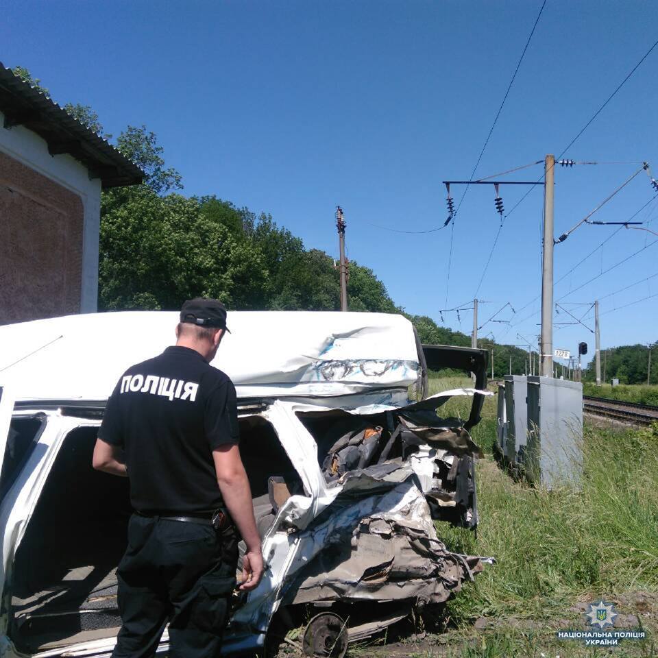 На Одесщине поезд снес авто с детьми на переезде: есть жертва
