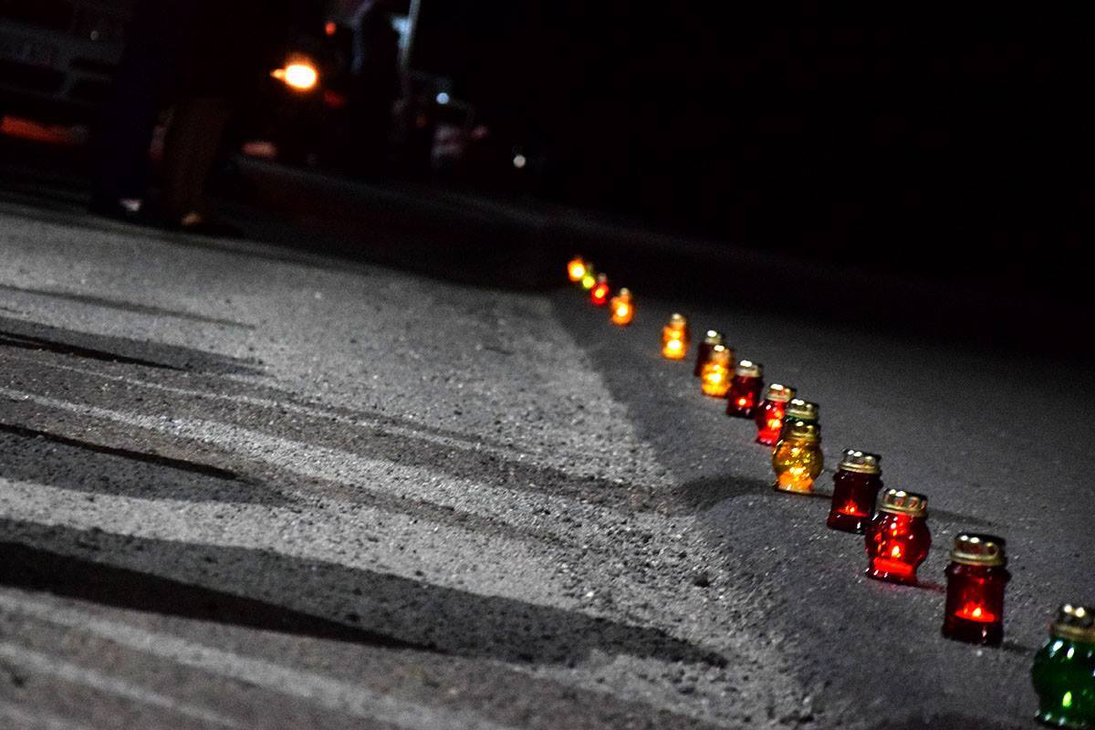 "Це так боляче!" Тіло героїчно загиблого на Донбасі СБУшника зустрічали на колінах