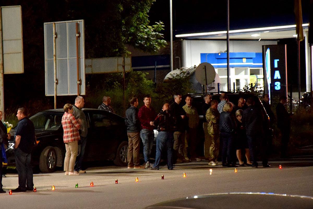 "Це так боляче!" Тіло героїчно загиблого на Донбасі СБУшника зустрічали на колінах