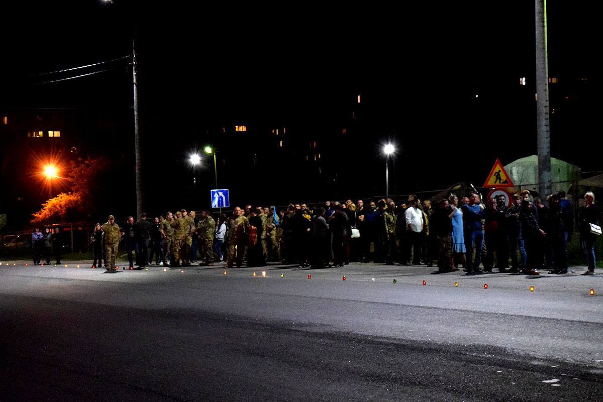 "Це так боляче!" Тіло героїчно загиблого на Донбасі СБУшника зустрічали на колінах