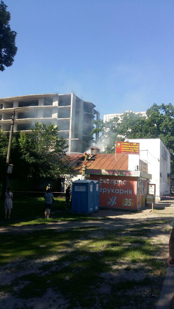 В Киеве горел бывший кинотеатр: все подробности, фото и видео