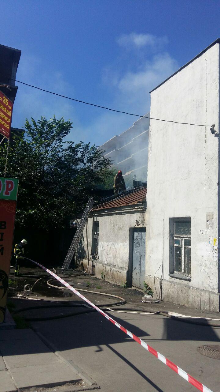 В Киеве горел бывший кинотеатр: все подробности, фото и видео