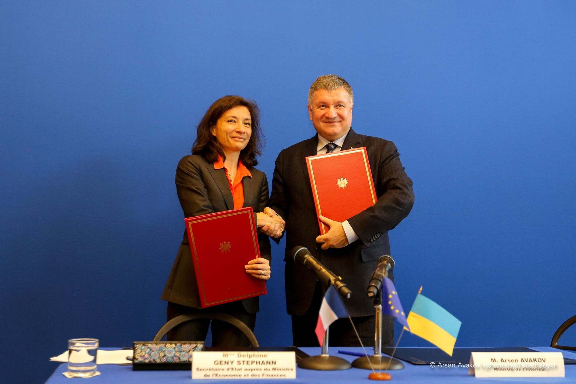 Аваков подписывает соглашение