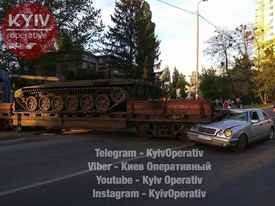 Перевозив танк: в Києві сталася страшна ДТП з потягом