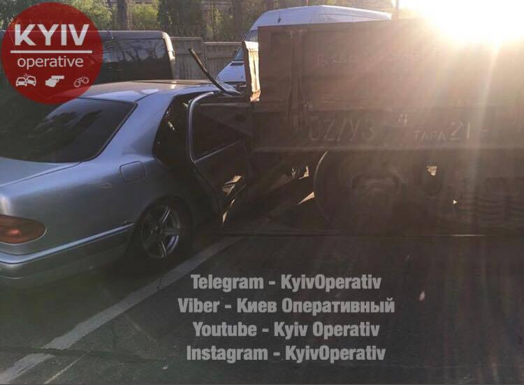 Перевозил танк: в Киеве произошло страшное ДТП с поездом