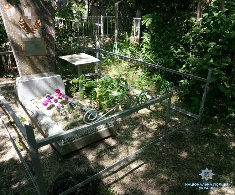 На мелитопольском кладбище вандалы разворовали около десятка могил