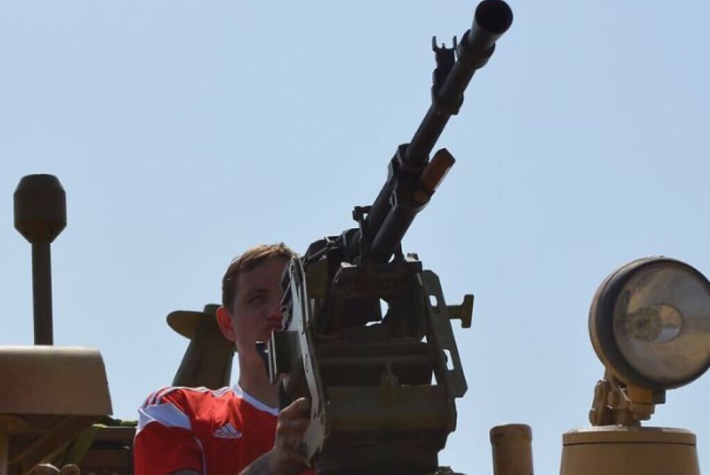 Лавры Пореченкова не дают покоя: экс-футболист сборной России засветился с оружием в Сирии