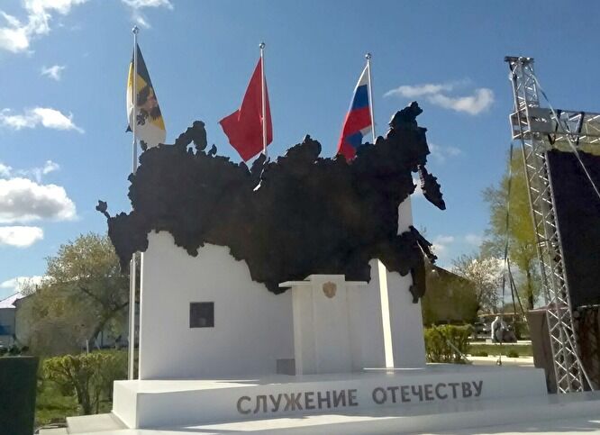 В России открыли памятник Путину без Путина: в сети смеются