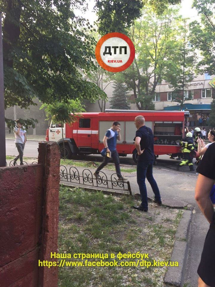 В Киеве на ходу вспыхнул автобус: фото и видеофакт