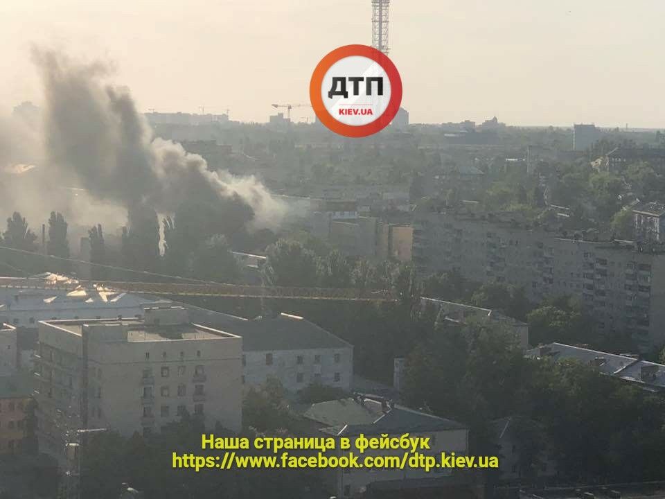 У Києві на ходу спалахнув автобус: фото і Відеофакт