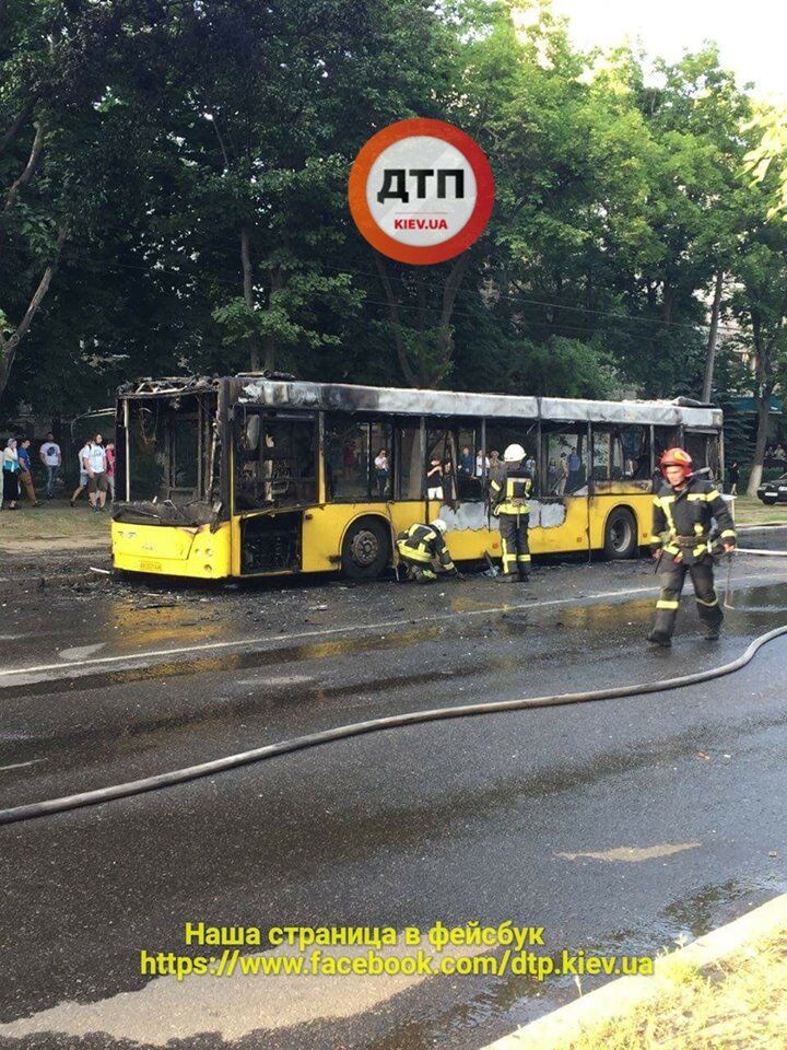 В Киеве на ходу вспыхнул автобус: фото и видеофакт