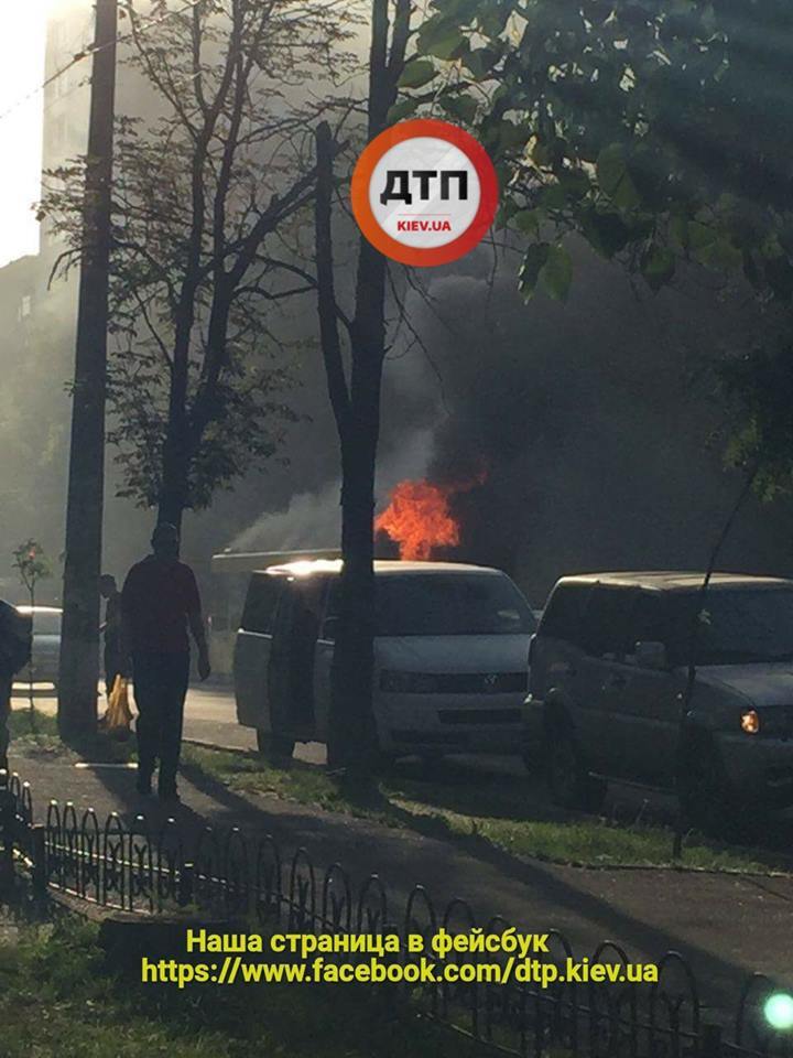 У Києві на ходу спалахнув автобус: фото і Відеофакт