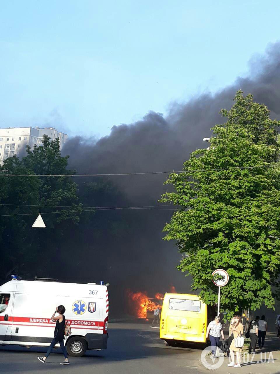 У Києві на ходу спалахнув автобус: фото і Відеофакт