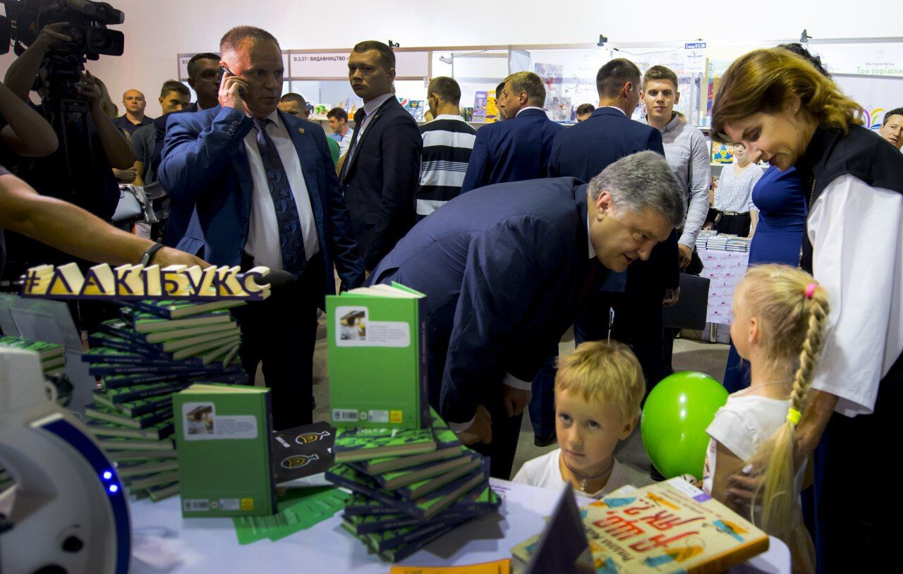 Порошенко на Книжковому Арсеналі шукав туконі