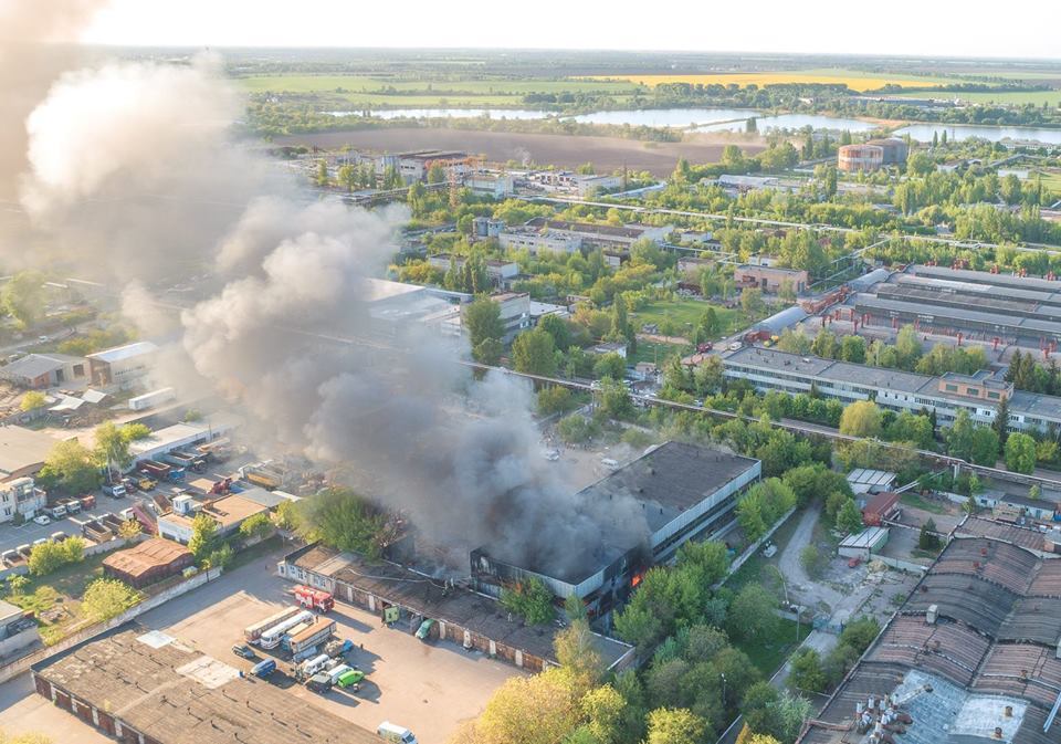 Масштабна пожежа на складі під Києвом: в поліції розповіли, що сталося