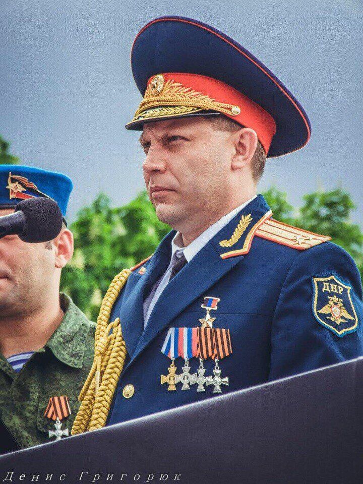 "Фуражка маршала, мозг идиота": Захарченко высмеяли за клоунский наряд