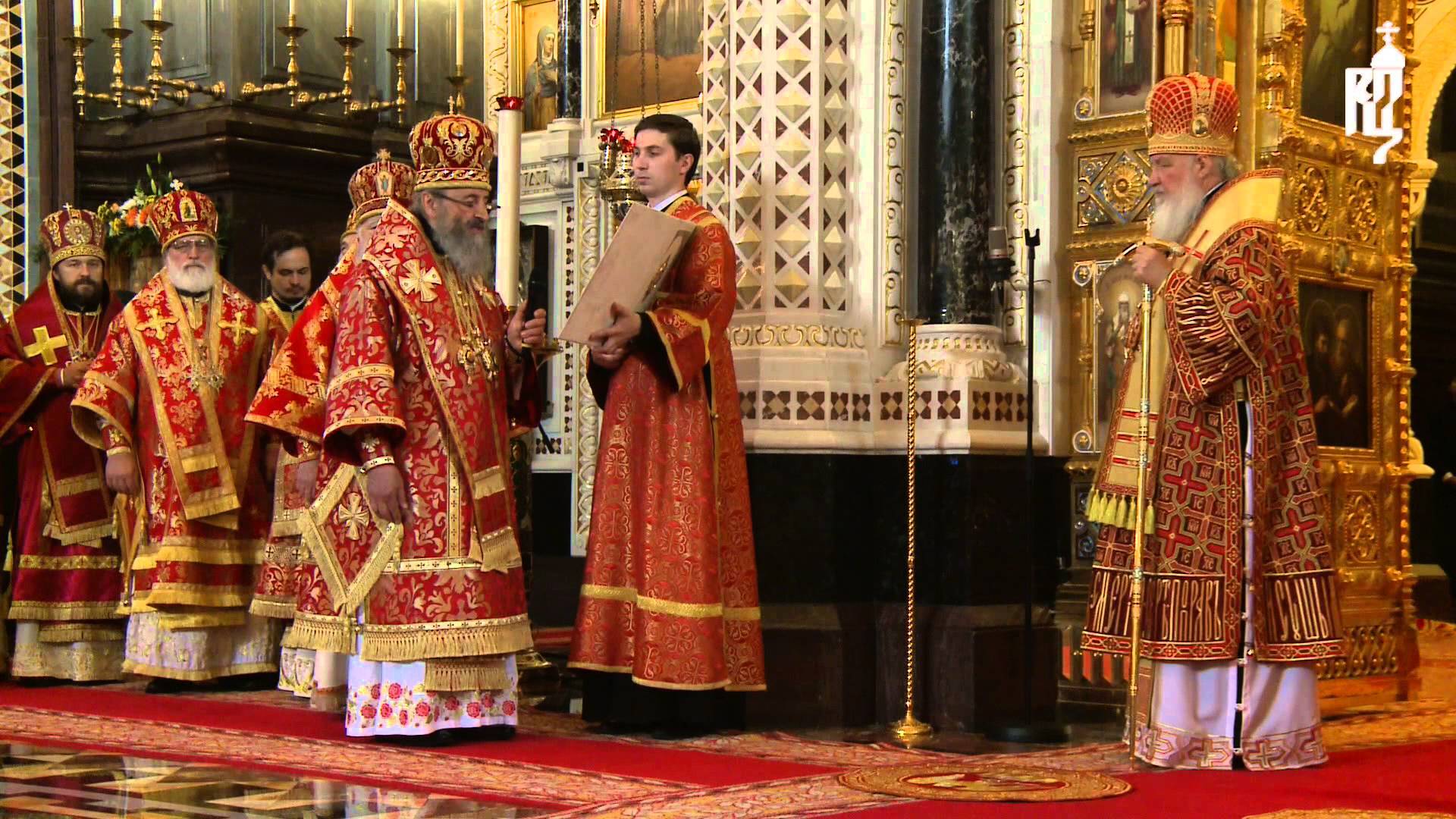 Патриарх Кирилл и митрополит Онуфрий во время богослужения