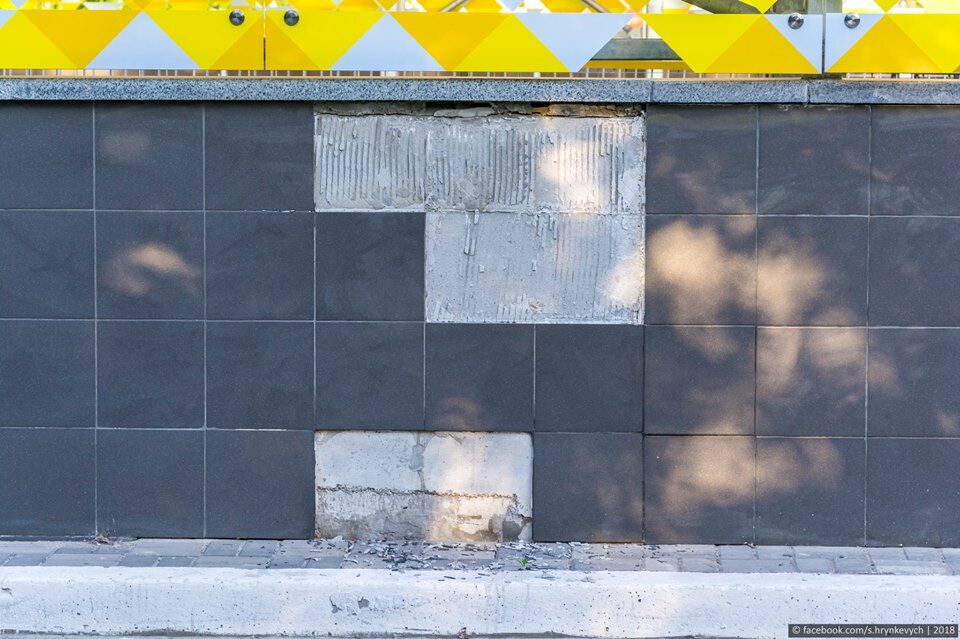 "Відмили все, що могли": в мережі показали "ремонт" зупинки в Києві