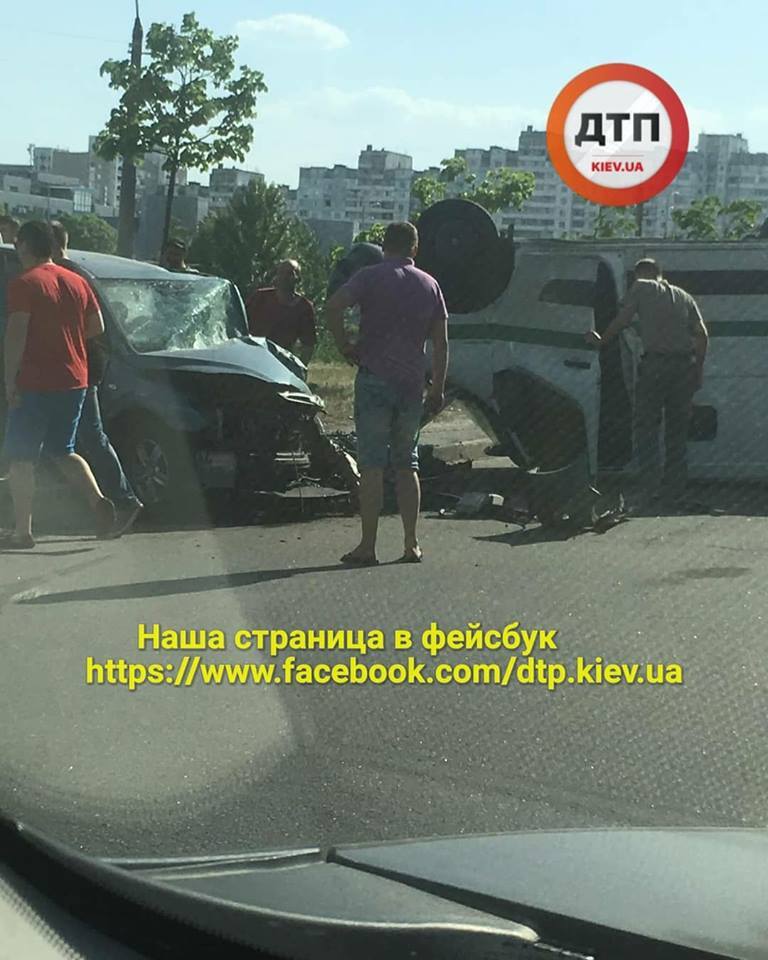 В Киеве Hyundai перевернул инкассаторский бус: фото ДТП