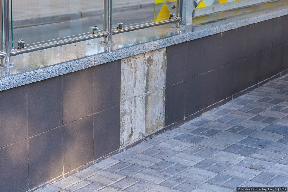 "Відмили все, що могли": в мережі показали "ремонт" зупинки в Києві