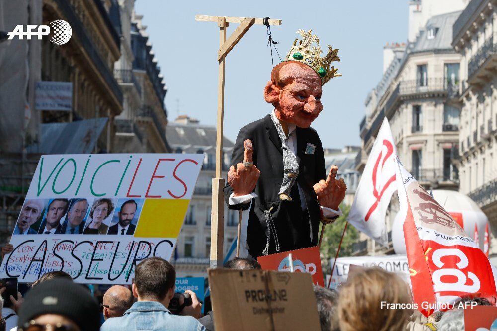 Противники Макрона устроили беспорядки в центре Парижа: появилось фото и видео