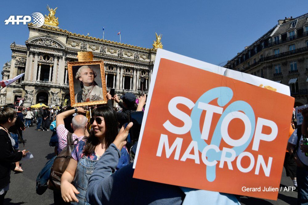 Противники Макрона влаштували заворушення в центрі Парижа: з'явилося фото і відео