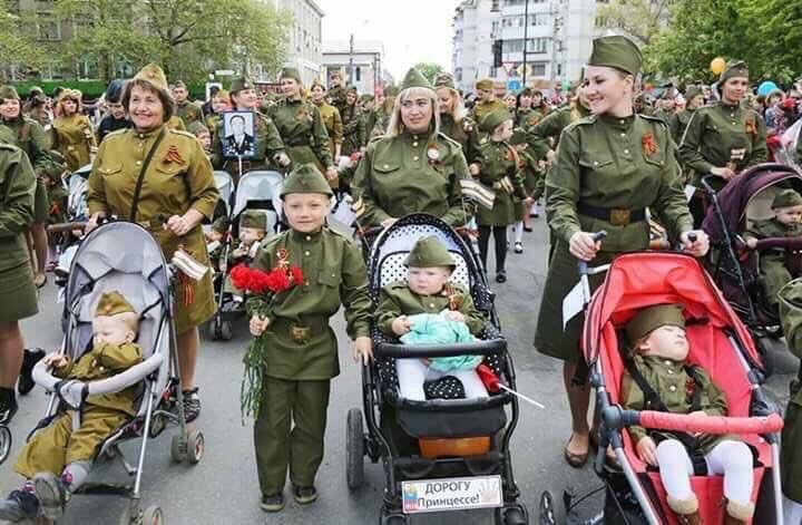 Пропагандистское шествие с детьми в России