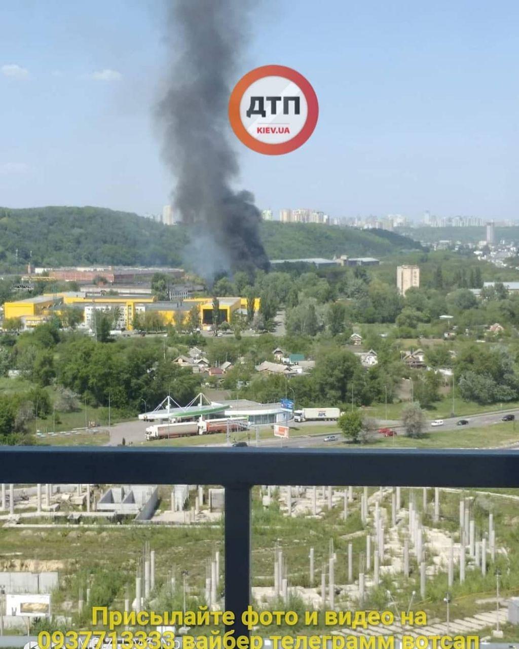 Згоріли понад 50 авто: фото і відео масштабної пожежі в Києві