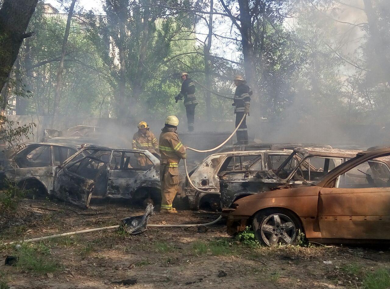 Сгорели более 50 авто: фото и видео масштабного пожара в Киеве