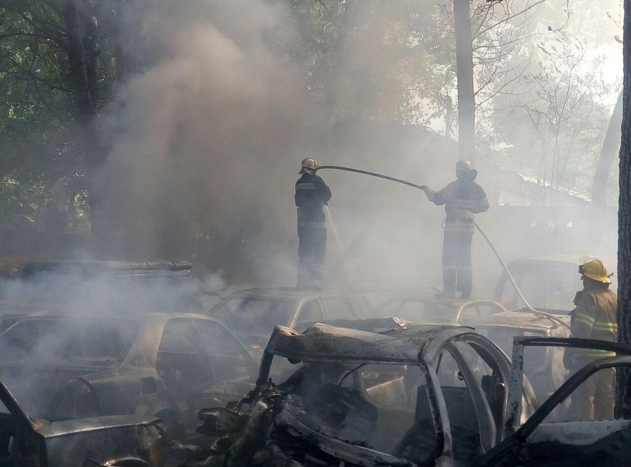 Згоріли понад 50 авто: фото і відео масштабної пожежі в Києві