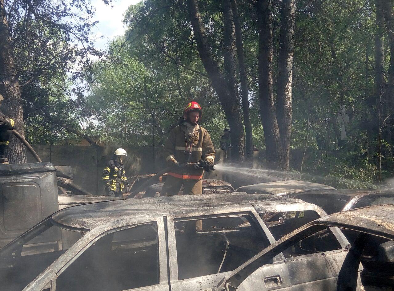 Уничтожены 54 авто: появились жуткие фото последствия пожара в Киеве