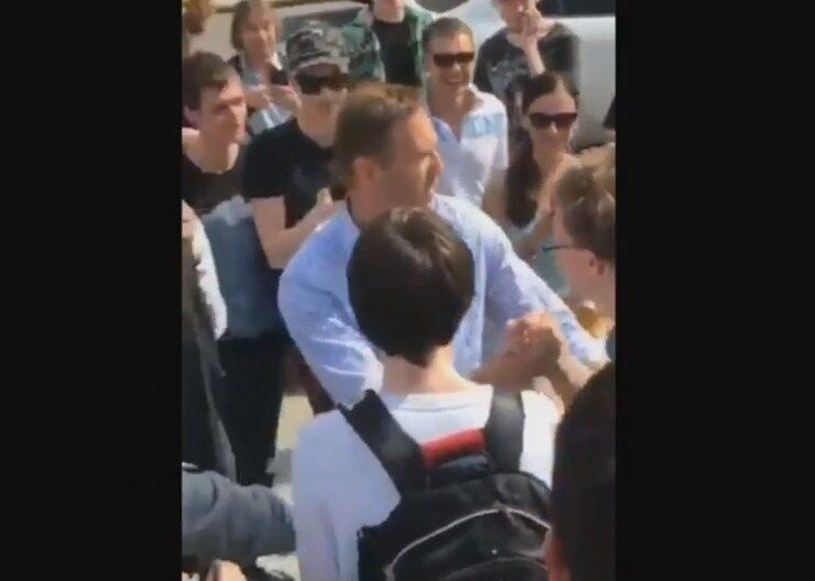 Винесли на руках: в Москві затримали Навального