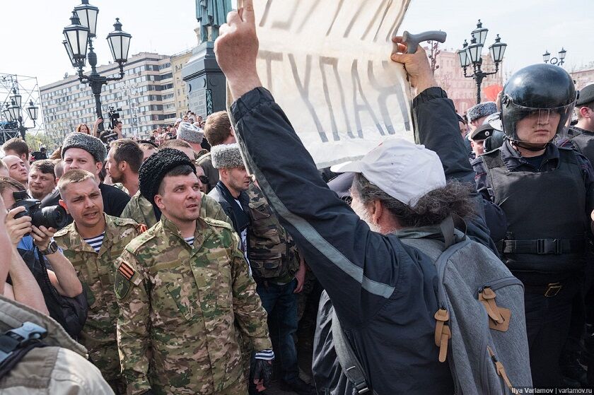 Били нагайками та погрожували: козаків із Криму помітили на мітингу в Москві